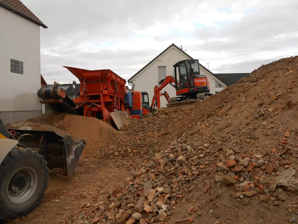 roter Bagger auf einer Baustelle bei Erdarbeiten