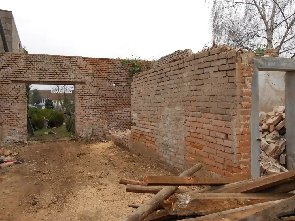 Reste eines abgebrochenen Hauses mit roten Backsteinen