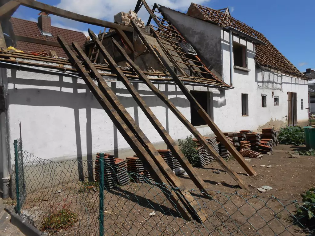 Abbrucharbeiten an einem Haus Seitenansicht