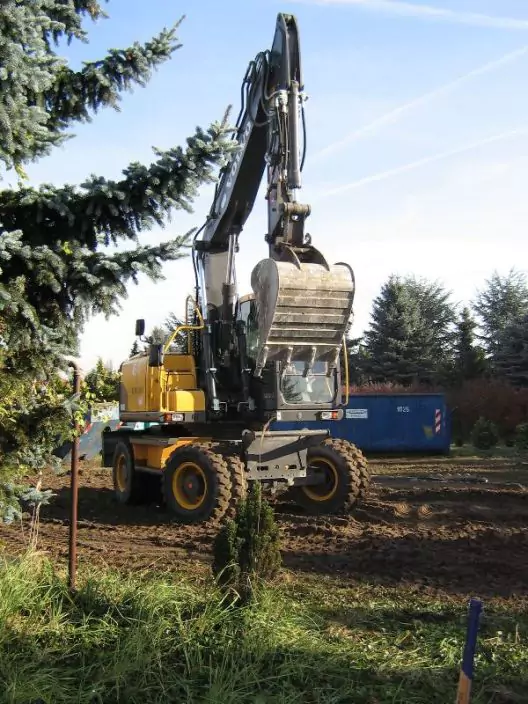 Bagger auf einem Feld am Waldrand