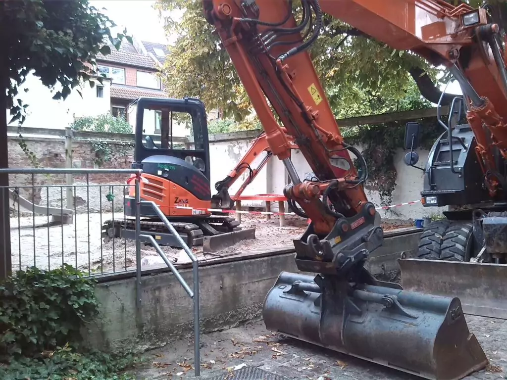 2 rote Bagger auf einer Baustelle