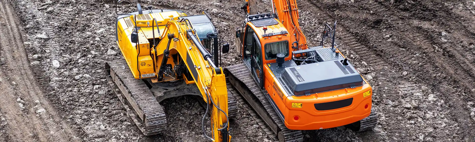 gelber und roter Bagger auf einer Baustelle