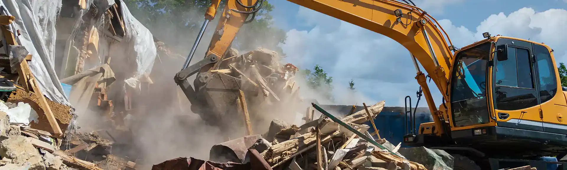 Bagger bei Abbrucharbeiten an einem alten Haus