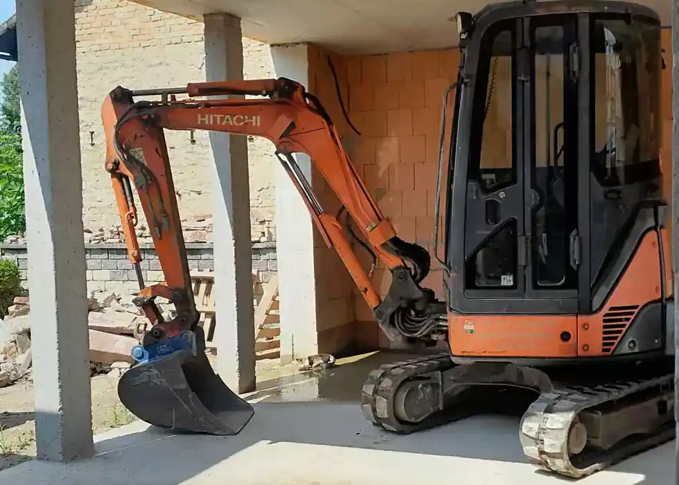 roter Bagger auf einer Baustelle